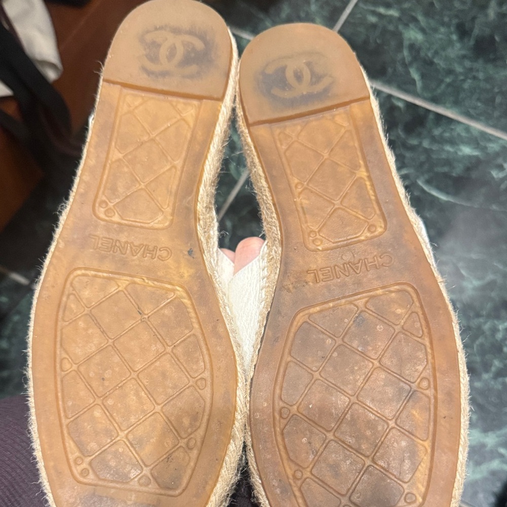 CHANEL Cream and Black Leather Slide Espadrilles with Signature CC - Picture 2 of 2